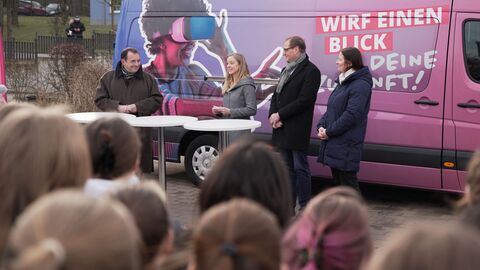 Startschuss für den Zukunftsbus Martin-Niemöller-Schule in Wiesbaden