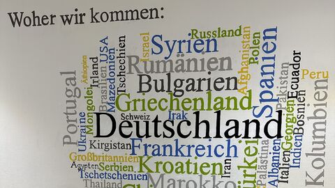 Förderung für ukrainische Kinder und Jugendliche in Hessens Schulen Eine Mindmap "Woher wir kommen" mit vielen verschiedenen Nation an der Wand der Schule