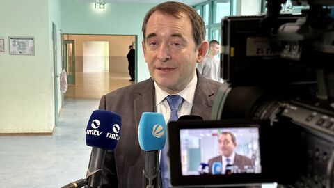 Förderung für ukrainische Kinder und Jugendliche in Hessens Schulen Kultusminister Lorz im Interview vor einer Kamera mit mehreren Mikrofonen