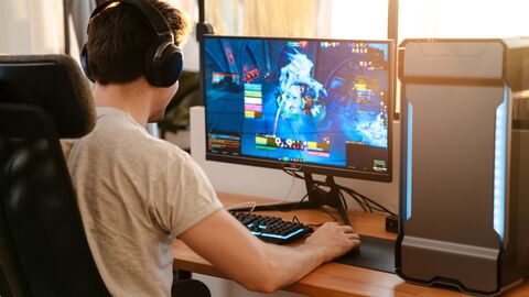 Junge spielt ein Computerspiel 