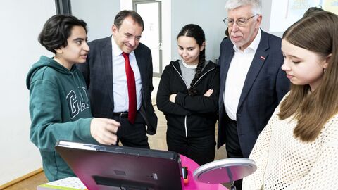 Eindrücke vom Besuch der Initiative Deine Zukunft#real:digital an der Elly-Heuss-Schule in Wiesbaden Eindrücke vom Besuch der Initiative Deine Zukunft#real:digital an der Elly-Heuss-Schule in Wiesbaden