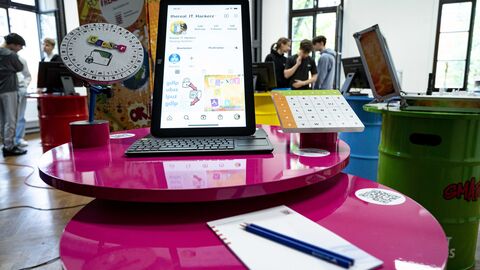 Eindrücke vom Besuch der Initiative Deine Zukunft#real:digital an der Elly-Heuss-Schule in Wiesbaden Eindrücke vom Besuch der Initiative Deine Zukunft#real:digital an der Elly-Heuss-Schule in Wiesbaden