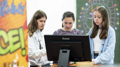 Eindrücke vom Besuch der Initiative Deine Zukunft#real:digital an der Elly-Heuss-Schule in Wiesbaden Eindrücke vom Besuch der Initiative Deine Zukunft#real:digital an der Elly-Heuss-Schule in Wiesbaden