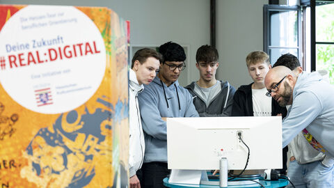 Eindrücke vom Besuch der Initiative Deine Zukunft#real:digital an der Elly-Heuss-Schule in Wiesbaden Eindrücke vom Besuch der Initiative Deine Zukunft#real:digital an der Elly-Heuss-Schule in Wiesbaden