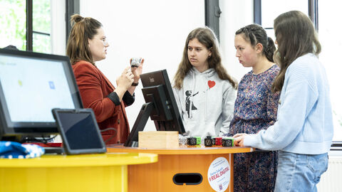 Eindrücke vom Besuch der Initiative Deine Zukunft#real:digital an der Elly-Heuss-Schule in Wiesbaden Eindrücke vom Besuch der Initiative Deine Zukunft#real:digital an der Elly-Heuss-Schule in Wiesbaden