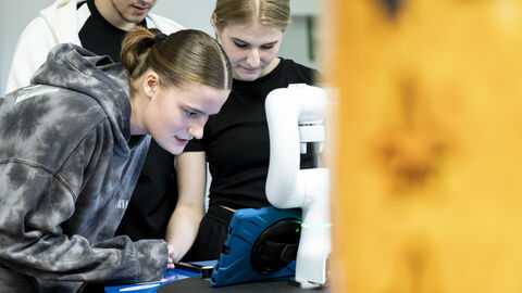 Eindrücke vom Besuch der Initiative Deine Zukunft#real:digital an der Elly-Heuss-Schule in Wiesbaden Eindrücke vom Besuch der Initiative Deine Zukunft#real:digital an der Elly-Heuss-Schule in Wiesbaden