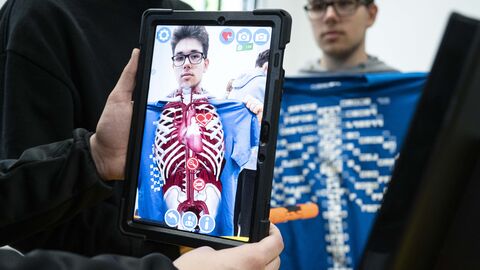 Eindrücke vom Besuch der Initiative Deine Zukunft#real:digital an der Elly-Heuss-Schule in Wiesbaden Eindrücke vom Besuch der Initiative Deine Zukunft#real:digital an der Elly-Heuss-Schule in Wiesbaden