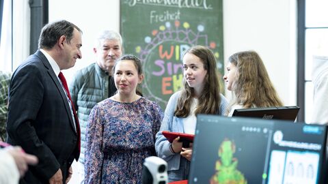 Eindrücke vom Besuch der Initiative Deine Zukunft#real:digital an der Elly-Heuss-Schule in Wiesbaden Eindrücke vom Besuch der Initiative Deine Zukunft#real:digital an der Elly-Heuss-Schule in Wiesbaden