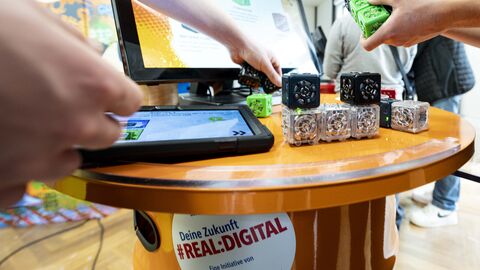 Eindrücke vom Besuch der Initiative Deine Zukunft#real:digital an der Elly-Heuss-Schule in Wiesbaden Eindrücke vom Besuch der Initiative Deine Zukunft#real:digital an der Elly-Heuss-Schule in Wiesbaden