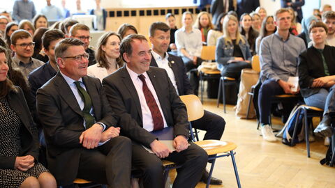 Vereidigung neuer Lehrkräfte - Wiesbaden Vereidigung neuer Lehrkräfte - Wiesbaden