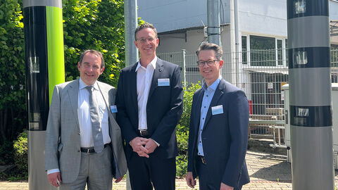 Kultusminister Lorz und der Wiesbadener IHK-Präsident Gastl informieren sich beim Unternehmen Vitronic zur dualen Berufsausbildung