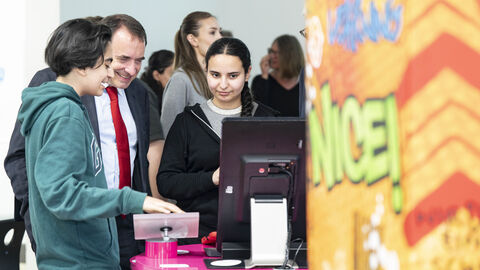 Eindrücke vom Besuch der Initiative Deine Zukunft#real:digital an der Elly-Heuss-Schule in Wiesbaden Eindrücke vom Besuch der Initiative Deine Zukunft#real:digital an der Elly-Heuss-Schule in Wiesbaden