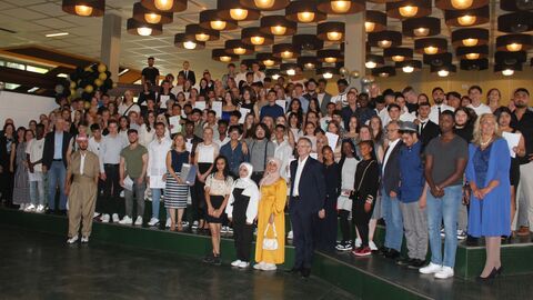 Übergabe Sprachdiplom durch Staatssekretär Dr. Lösel