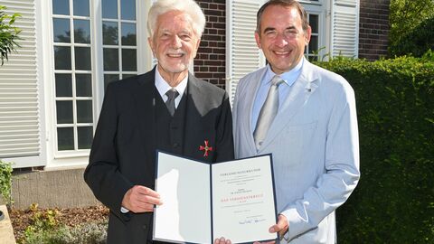 Kultusminister Prof. Dr. R. Alexander Lorz überreicht das Verdienstkreuz 1. Klasse an Dr. Jürgen Micksch Kultusminister Lorz überreicht das Verdienstkreuz 1. Klasse an Dr. Jürgen Micksch