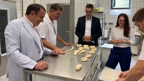 Alexander Lorz besucht die WJW Wiesbadener Jugendwerkstatt gGmbH