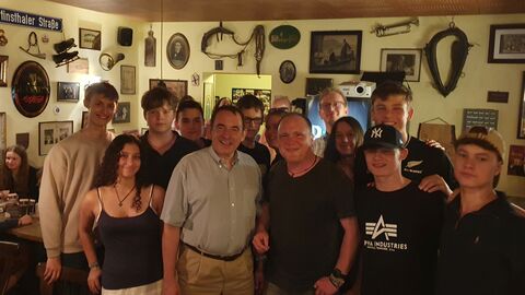 Kultusminister Lorz im Austausch mit den Jugendlichen Kultusminister Lorz im Austausch mit den Jugendlichen