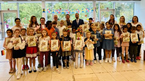 Besuch Justus-Liebig-Schule Kultusminister Lorz inmitten der Intensivklasse der Justus-Liebig-Schule
