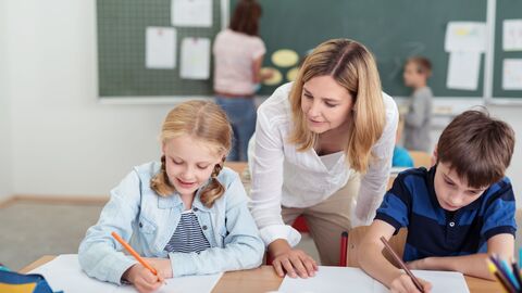 Grundschullehrerin im Unterricht Grundschullehrerin im Unterricht