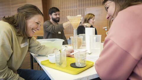 Grundschullehrkräfte bei der Fortbildung Experimente³ Grundschullehrkräfte bei der Fortbildung Experimente³