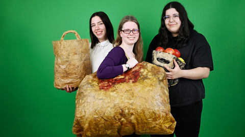 Seyma Celik (18, rechts), Anja Armstrong (18, Mitte), Jennifer Boronowska (19, links) Seyma Celik (18, rechts), Anja Armstrong (18, Mitte), Jennifer Boronowska (19, links)