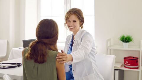 Schulgesundheitsfachkraft unterhält sich mit einer Schülerin.