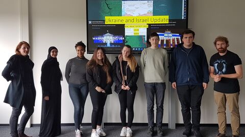 Die Teilnehmerinnen und Teilnehmer der Nachrichtenrunde