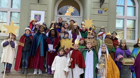 Sternsinger-Kinder und Alexander Lorz vor dem Kultusministerium