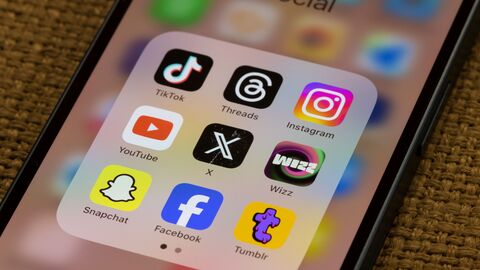Smartphone, auf dem verschiedene Social-Media-Apps zu sehen sind