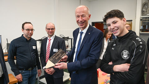 Armin Schwarz erhält ein selbstgemachtes Geschenk von zwei Schülern. Armin Schwarz erhält ein selbstgemachtes Geschenk von zwei Schülern.