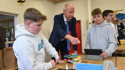 Ein Schüler zeigt Armin Schwarz etwas auf seinem Laptop. Ein Schüler zeigt Armin Schwarz etwas auf seinem Laptop.
