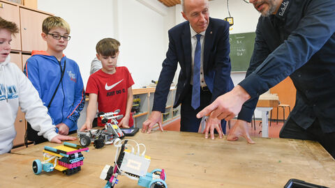 Armin Schwarz mit Schülern und einem Lehrer. Armin Schwarz mit Schülern und einem Lehrer.