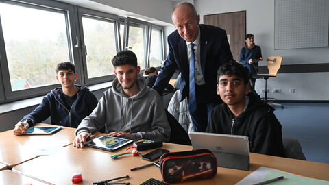 Vier Schüler und Armin Schwarz lächeln in die Kamera. Vier Schüler und Armin Schwarz lächeln in die Kamera.