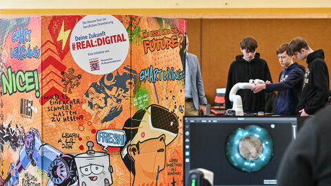 Minister Schwarz besucht Aartalschule in Aarbergen und Initiative Deine Zukunft#real:digital Minister Schwarz besucht Aartalschule in Aarbergen und Initiative Deine Zukunft#real:digital