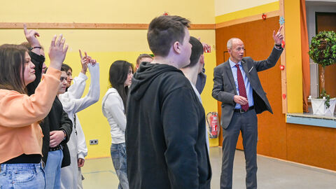 Minister Schwarz besucht Aartalschule in Aarbergen und Initiative Deine Zukunft#real:digital Minister Schwarz besucht Aartalschule in Aarbergen und Initiative Deine Zukunft#real:digital