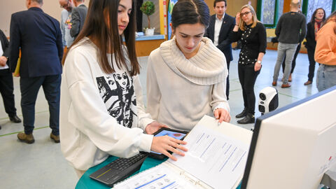 Minister Schwarz besucht Aartalschule in Aarbergen und Initiative Deine Zukunft#real:digital Minister Schwarz besucht Aartalschule in Aarbergen und Initiative Deine Zukunft#real:digital