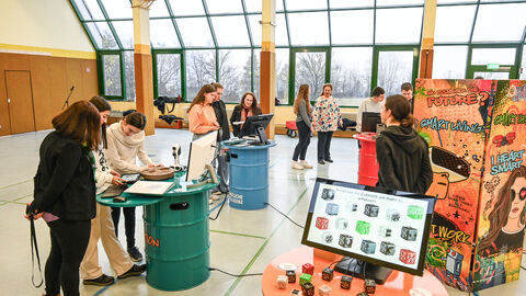 Minister Schwarz besucht Aartalschule in Aarbergen und Initiative Deine Zukunft#real:digital Minister Schwarz besucht Aartalschule in Aarbergen und Initiative Deine Zukunft#real:digital