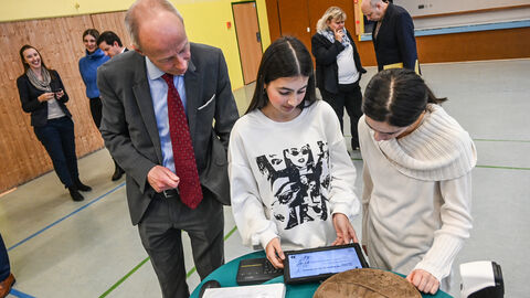 Minister Schwarz besucht Aartalschule in Aarbergen und Initiative Deine Zukunft#real:digital Minister Schwarz besucht Aartalschule in Aarbergen und Initiative Deine Zukunft#real:digital
