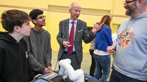 Minister Schwarz besucht Aartalschule in Aarbergen und Initiative Deine Zukunft#real:digital Minister Schwarz besucht Aartalschule in Aarbergen und Initiative Deine Zukunft#real:digital