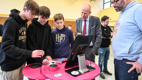 Minister Schwarz besucht Aartalschule in Aarbergen und Initiative Deine Zukunft#real:digital Minister Schwarz besucht Aartalschule in Aarbergen und Initiative Deine Zukunft#real:digital