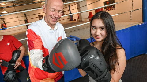 Minister Armin Schwarz beim Löwenstark-Projekt im Boxclub Offenbach Minister Armin Schwarz beim Löwenstark-Projekt im Boxclub Offenbach