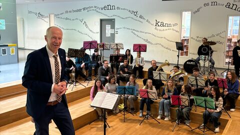 Minister Schwarz tauscht sich an der Lichtenberg-Schule in Ober-Ramstadt zu kultureller und musikalischer Bildung aus Minister Schwarz tauscht sich an der Lichtenberg-Schule in Ober-Ramstadt zu kultureller und musikalischer Bildung aus