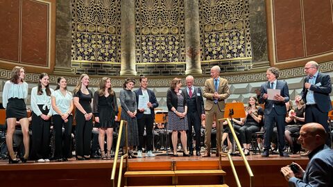 Landeskonzert „Schulen in Hessen musizieren“ Schülerinnen und Schüler sowie Beteiligte der KOnzerte gemeinsam mit Bildungsminister Schwarz auf der Bühne.