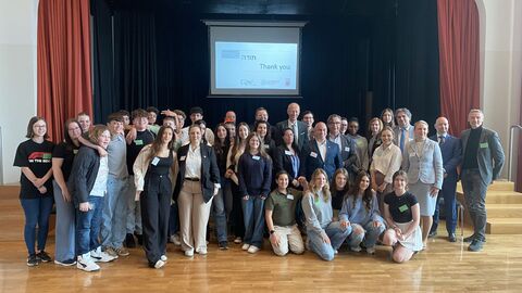 Jugendgruppe aus Israel und Schülerinnen und Schüler der jüdischen Lichtigfeld-Schule