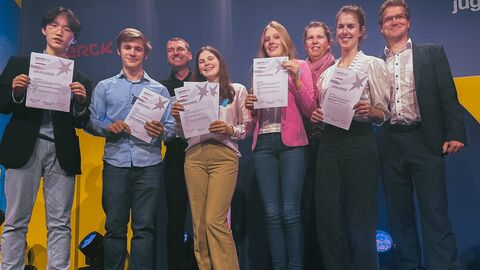 Gruppenfoto Kaiserin-Friedrich-Gymnasium bei Jugend forscht Gruppenfoto Kaiserin-Friedrich-Gymnasium bei Jugend forscht