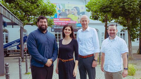 Armin Schwarz mit den drei Lehrkräften vor einem Plakat der Kampagne. Armin Schwarz mit den drei Lehrkräften vor einem Plakat der Kampagne.