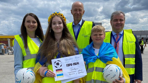 Empfang ukrainischer Fußball-Mannschaft ukrainische Lehrerin u. ukrainische Schülerin des Johanneum-Gymnasium in Herborn, Armin Schwarz, Minister für Kultus, Bildung und Chancen in Hessen, ukrainischer Schüler des Johanneum-Gymnasium in Herborn, Vadym Kostiuk, ukrainischer Generalkonsul auf Flugplatz