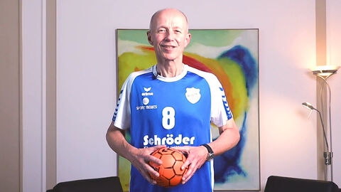 Armin Schwarz mit Trikot seines Heimat-Handballvereins TV 08 Külte und Ball in Hand