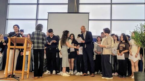 Deutsches Sprachdiplom Kultusminister Schwarz gemeinsam übergibt Jugendlichen ihre Diplome auf einer Bühne.