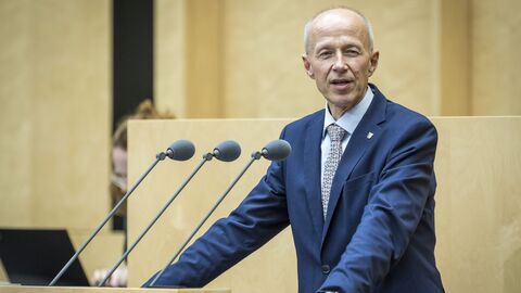 Armin Schwarz steht am Rednerpult im Bundesrat und spricht.