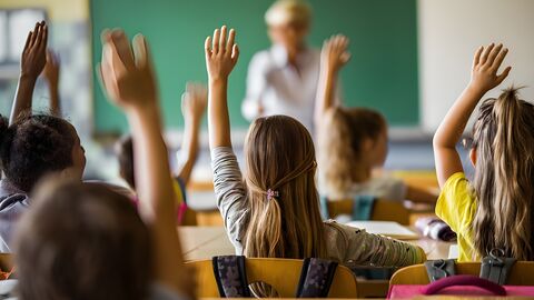 Kinder melden sich im Unterricht Kinder melden sich im Unterricht